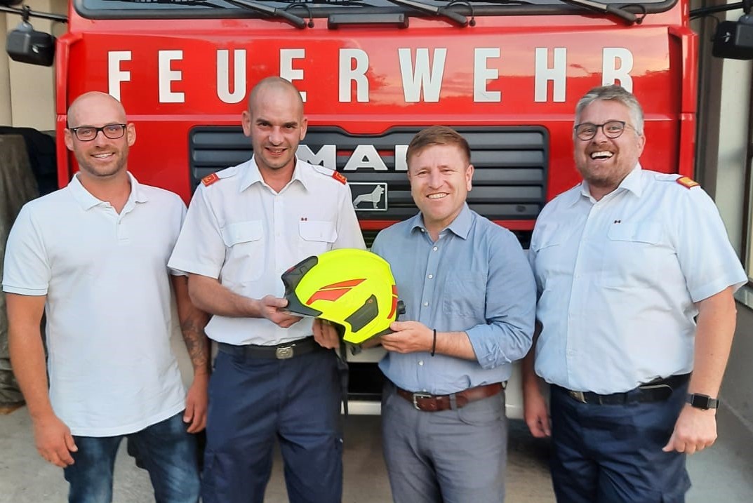 Jürgen Handler spendet neuen Feuerwehrhelm