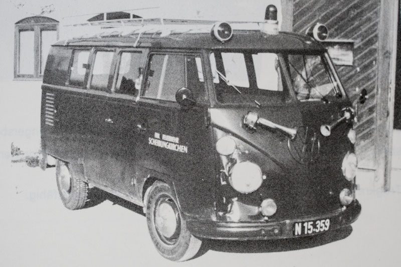Das erste Kleinlöschfahrzeug (VW-Bus).